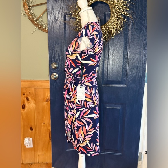 Maggy London Leana Wrap Dress in NV/Fiesta print. NWT size 8P. - Picture 3 of 16